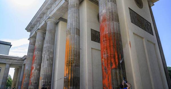 La Nación / Ecologistas violentaron la Puerta de Brandenburgo