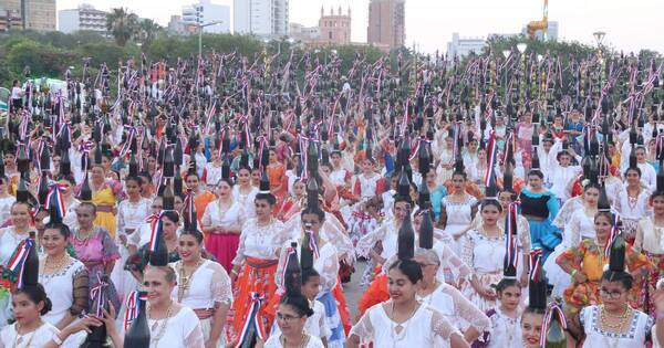 La Nación / Evento logró récord en danza clásica de botella