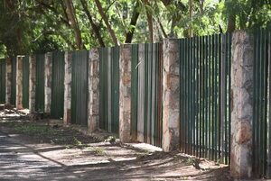 Municipalidad de Asunción promete medidas para resolver hurtos de rejas del Parque Caballero - Nacionales - ABC Color