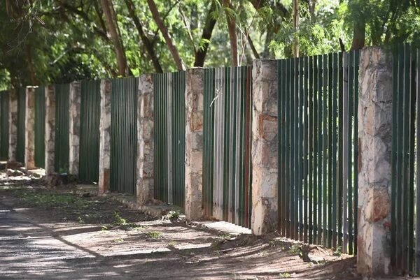 Municipalidad de Asunción promete medidas para resolver hurtos de rejas del Parque Caballero - Nacionales - ABC Color