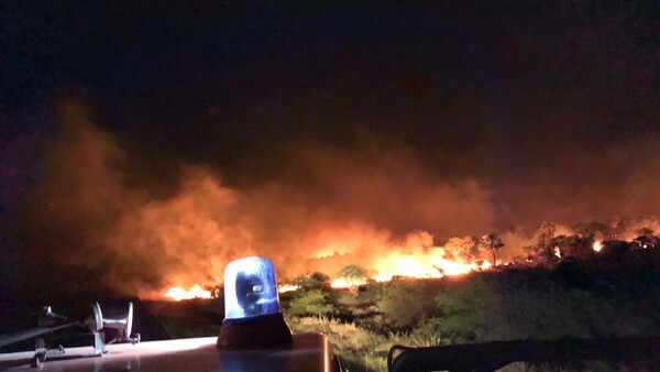 Con cortafuegos, bomberos evitan que incendio forestal afecte a escuela de Benjamín Aceval