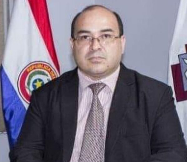 Tratan de “conocido delincuente” a fiscal que se allanó al arresto de 11 policías