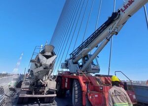 Trabajan en la instalación de los separadores de calzada en el Puente Héroes del Chaco