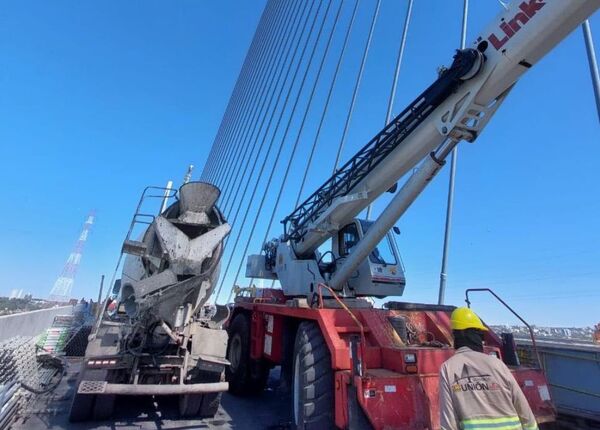 Trabajan en la instalación de los separadores de calzada en el Puente Héroes del Chaco