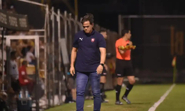 Diego Gavilán ya no es técnico del Ciclón de Barrio Obrero