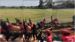 [VIDEO] Puñetazos, patadas y sillas voladoras: Partido de fútbol en Villeta opa akacharape
