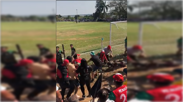 [VIDEO] Puñetazos, patadas y sillas voladoras: Partido de fútbol en Villeta opa akacharape