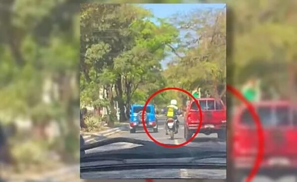 Video: agente de la PMT rompe el espejo retrovisor de una camioneta - Nacionales - ABC Color