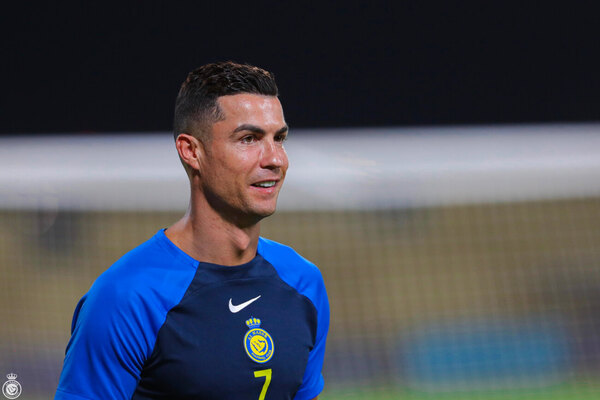 Versus / Irán delira con la visita del equipo de Cristiano Ronaldo