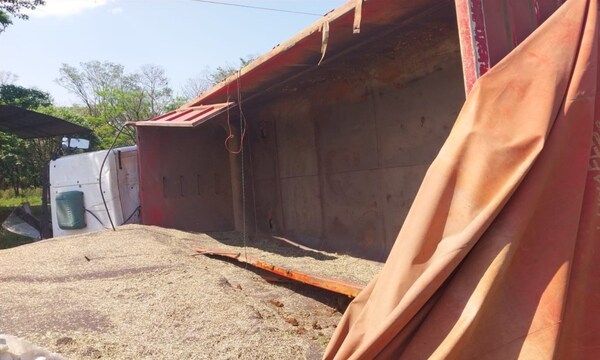 CAMIÓN VUELCA EN PIRAPEY TRAS REVENTÓN DE NEUMÁTICO