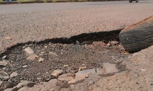 Bacheo se fue con la lluvia y feroz bache vuelve a ser un problema en CDE
