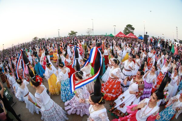 Una danza con m谩s de 500 mujeres botelleras le da el r茅cord mundial a Paraguay - Revista PLUS