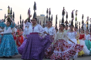 Paraguay logra récord en danza con botellas