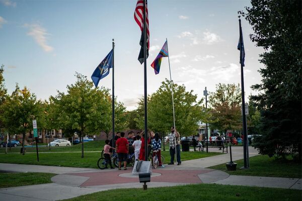 EEUU: Una prohibición de la bandera LGBT provoca acusaciones de traición en una pequeña ciudad de Michigan - Informatepy.com