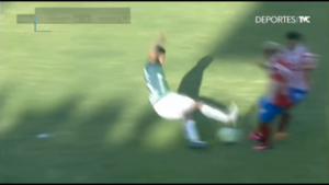 Versus / Jugador hondureño protagonizó una terrible patada a dos jugadores rivales ¡a la vez!