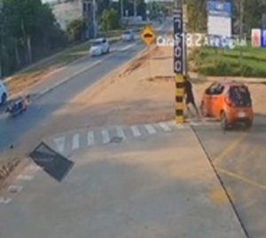 Accidente dejó grave a canillitas y automovilista huyó - Paraguay.com
