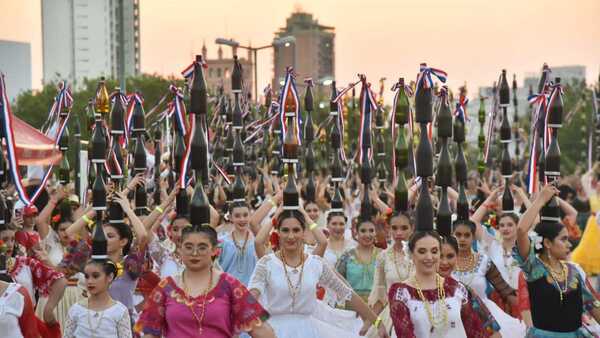 El detrás del récord Guinness de la danza con botellas: “Fue mágico”