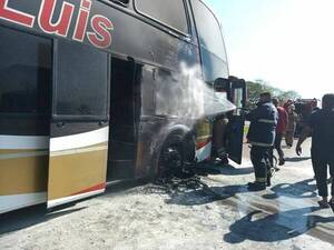 Joven motoqueira fue arrastrada 70 metros por un bus y ¡sobrevivió!