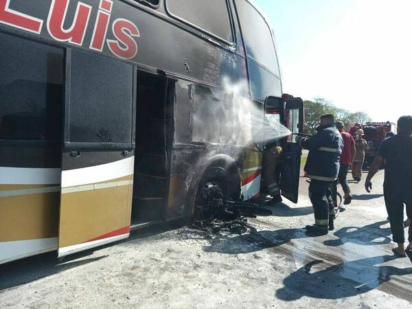 Joven motoqueira fue arrastrada 70 metros por un bus y ¡sobrevivió!