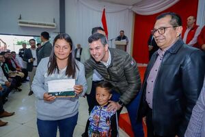 Presidente Peña entregó tarjetas magnéticas a familias del programa Tekoporâ de San Pedro - .::RADIO NACIONAL::.