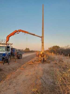 ANDE avanza en un 70 % la construcción de la línea de media tensión que beneficiará a varias comunidades indígenas del Chac