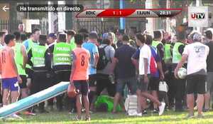 Violencia en 8 de Diciembre vs 13 de Reducto: agredieron a los árbitros y el caos se desató - San Lorenzo Hoy