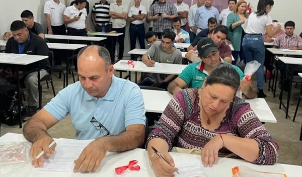 Del pizarrón al volante: Maestra cambia la enseñanza por la conducción de autobuses
