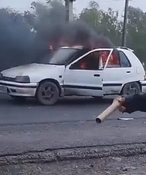 Video: Manifestante prendió fuego a un auto, antes de despejar ruta en Remanso - Policiales - ABC Color