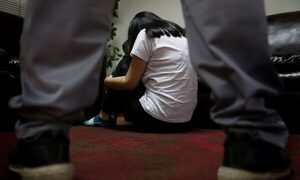 Imputan a hombre que drogó y violó a su propia hija