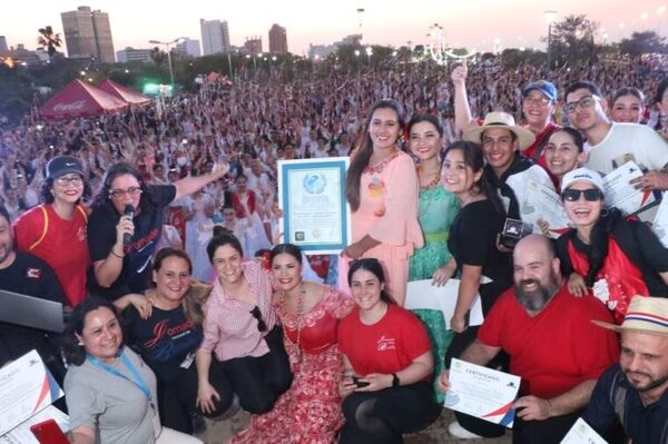 MÁS DE 600 BAILARINAS LEVANTARON SUS BOTELLAS Y LOGRARON RÉCORD GUINNES