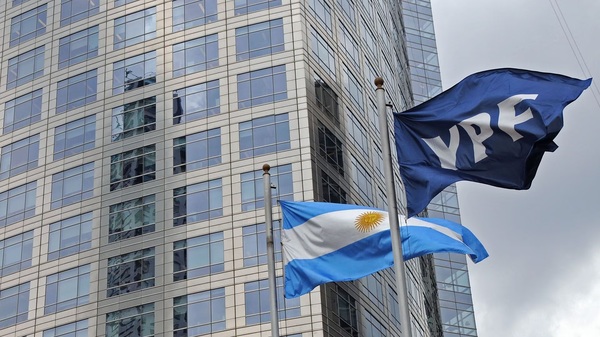 Publican sentencia firme que obliga a Argentina a pagar US$ 16.000 millones por caso YPF - Revista PLUS