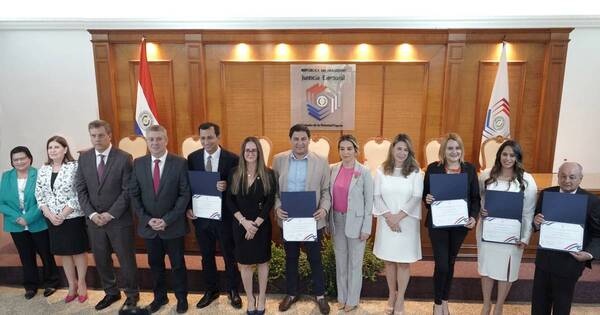 La Nación / TSJE entregó certificado a intendentes electos para los distritos de Cordillera, Central y Paraguarí