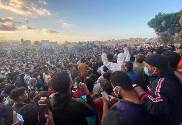 Libia: ciudadanos de Derna queman vivienda de alcalde durante protestas - Unicanal