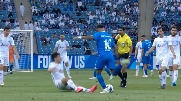 Versus / La polémica reacción de Neymar luego de recibir una falta en la Champions asiática