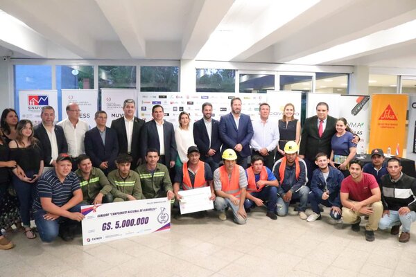 Diario HOY | Entregan premios a ganadores de la Competencia de Albañiles
