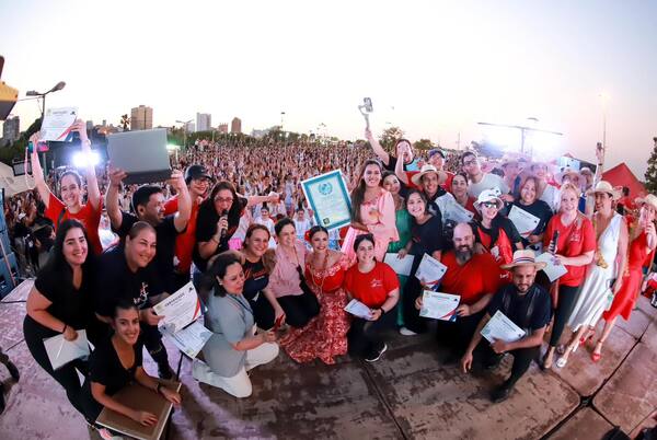 Paraguay celebra récord mundial con una danza con más de 500 botelleras - trece