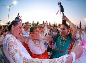 Danza con más de 500 botelleras le da récord mundial a Paraguay - Unicanal