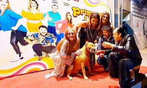 Simpático firulais posó con los actores y se paseó a sus anchas por el teatro: “Miñaña el peyito”