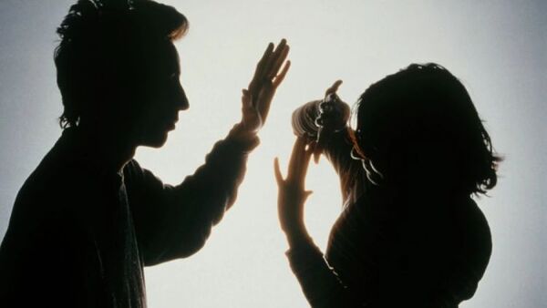 Maltrató físicamente a su concubina y luego quedó inconsciente al golpear la cabeza por el sofá