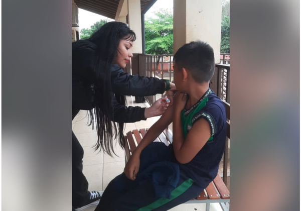 Padres obligaron a suspender vacunación a escueleros