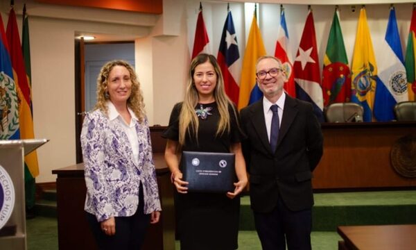 Jueza se gradúa en Programa de Pasantías y Visitas Profesionales en San José de Costa Rica