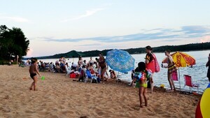 El invierno paraguayo con extremo calor empuja a la gente a las playas
