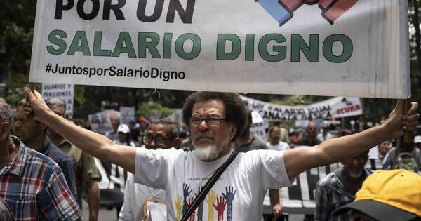 La Nación / Maestros de Venezuela: “Nos han puesto como mendigos”