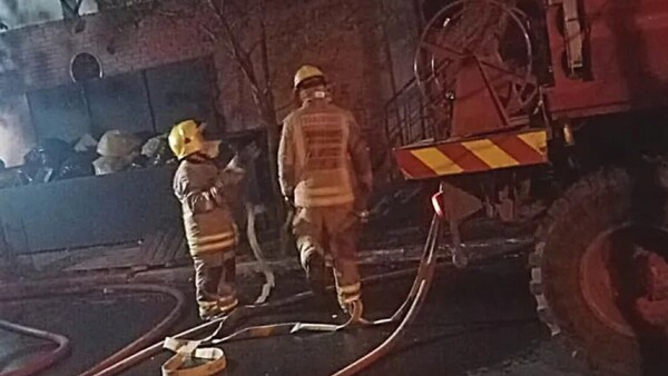 Bomberos controlan voraz incendio de fábrica de jeans tras 8 horas de arduo trabajo