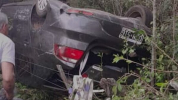 VEHÍCULO PIERDE EL CONTROL POR LA PISTA MOJADA Y VUELCA SOBRE RUTA GRANEROS DEL SUR