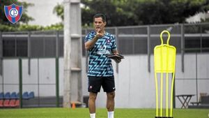 Cerro Porteño confirma a Víctor Bernay como DT interino del equipo