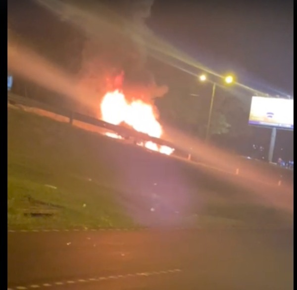 Móvil se incendia en CDE