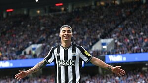 Debuta Miguel Almirón en Champions League