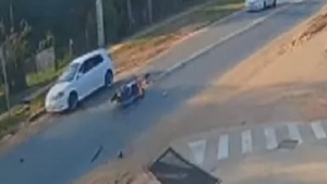 Accidente dejó grave a canillitas y automovilista huyó - Noticiero Paraguay