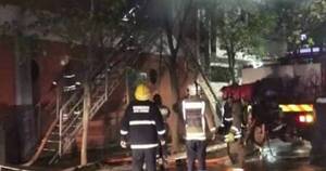 La Nación / Incendio destruyó gran parte de una fábrica de ropas en San Lorenzo